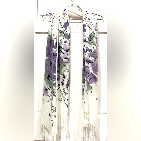 SHAWL/SCARF white with floral design extra long and fringed size 27 x 69 NWOT - Picture 2 of 13